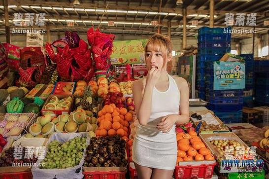 AISS爱丝(黄金版) - 索菲滑板少女：当滑板遇上大风，我尽量让自己不飞出去！原图了解一下！