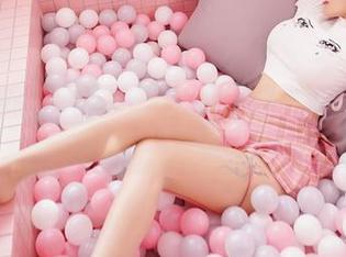 Feilin嗲囡囡 – 一秒变身！Emily尹菲的全套连体衣让你找不到退路…