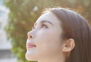 MiiTao蜜桃社 – 可爱又迷人的白衬衫，Cris_卓娅祺的最新图包里闪耀着，穿上去又像当了个‘小精灵’！