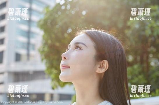 MiiTao蜜桃社 - 可爱又迷人的白衬衫，Cris_卓娅祺的最新图包里闪耀着，穿上去又像当了个‘小精灵’！