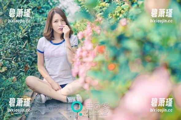 QingDouKe青豆客 - 施忆佳Kitty酱的自拍图集：你的表情包才能与之抗衡吗？