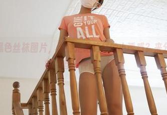 ROSI的黑色丝袜图片，谁能拒绝这样的小诱惑？来分享你心中的‘丝袜神话’吧！