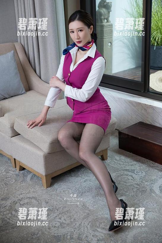 TouTiao头条女神 - 别再犹豫了！一件定制的迪爱儿跨栏背心，让你活动自如，随后又发现运动是多么的不人道。