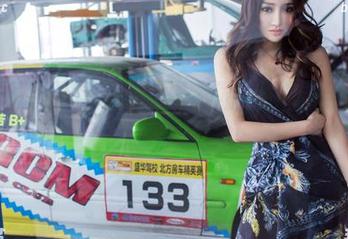 TuiGirl推女郎 – 一副眼镜的全套，一张张图片里藏着王馨瑶所有的小叹息。