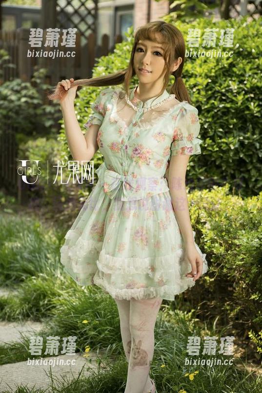 UGirls尤果网 - 在线观察：陈幼伊的牛仔裤，圆润无比，我想说谢谢这个设计。