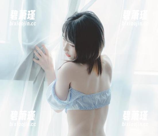 Uhye(이유혜)的女孩作品：来吧，让我的视线在她身上下滑！