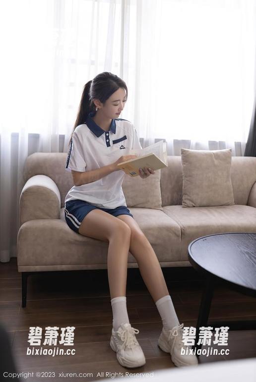 Xiuren秀人网 - 瞧！Emily尹菲的最新写真，让人心头一软的姐姐！