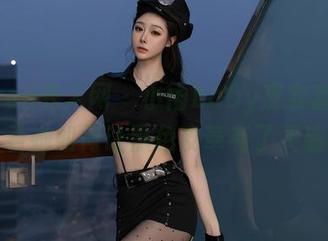 Xiuren秀人网 – 小雨baby皮衣套图：看她如何让黑色皮革有了灵魂