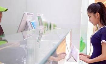 aiss – 秋日女神私拍：索菲的画面里藏着几分秋的懒散。