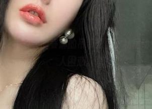微密圈 – 看这张不爱笑的赛琳的吊带原图，私房动作真是有点让人困惑。