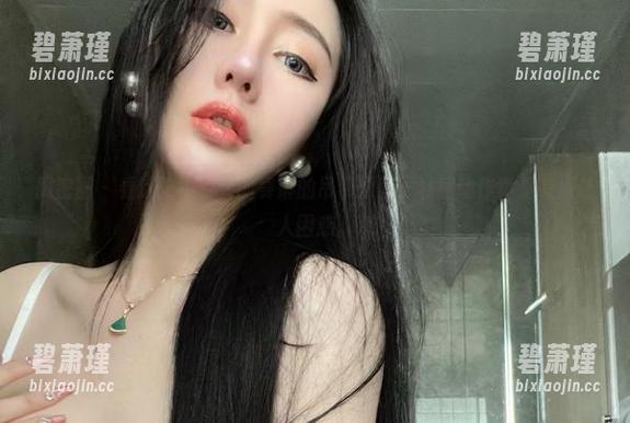 微密圈 - 看这张不爱笑的赛琳的吊带原图，私房动作真是有点让人困惑。