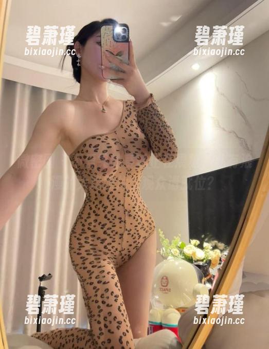 微密圈 - 不爱笑的赛琳正在展览，私有浪漫的大戏照片，观众请就位？