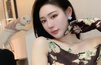 微密圈 – 不爱笑的赛琳和她的连体衣图包：谁说衣服不能以‘一体’的方式征服！？