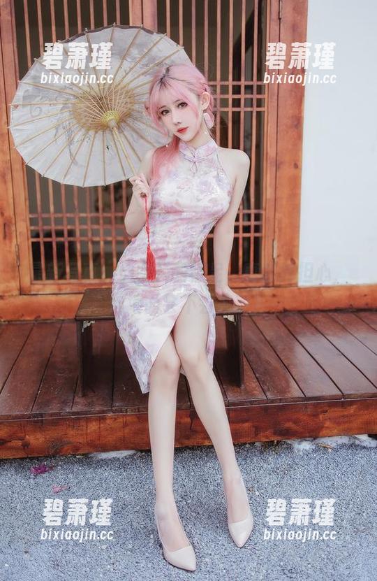 最新写真：仙女月的裸足，真替她担心，这地面会不会太凉？
