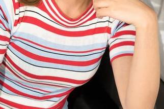 克拉女神 – 奶牛萌宠or性感魅影？依娜丝的写真图包来解答！