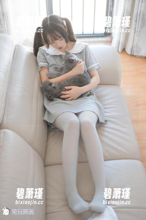 最新套图：兔玩映画里的灰色格裙，白丝加分，谁能抵挡住这种组合？
