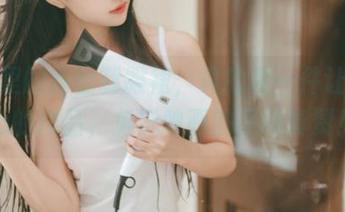 图片里的肉丝制服裙，真的是一件让人多心的作品，兔玩映画的品味真赞！