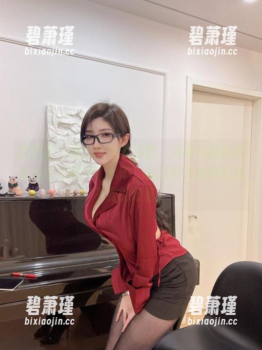 微密圈 - 细节控自来道歉，周妍希教我黑裙红丝如何不留水印，私房图片给你意想不到的惊喜。
