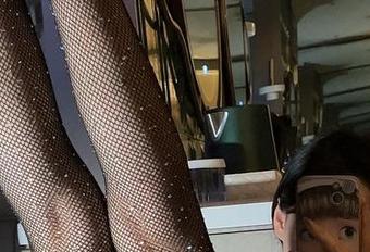 微密圈 – 看！女刺客海边图包，沙子、海浪和她的身影
