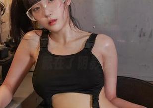 椒盐黑白写真，姜仁卿(강인경)的照片腮红藏在了阴影里
