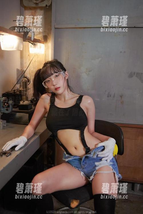 椒盐黑白写真，姜仁卿(강인경)的照片腮红藏在了阴影里