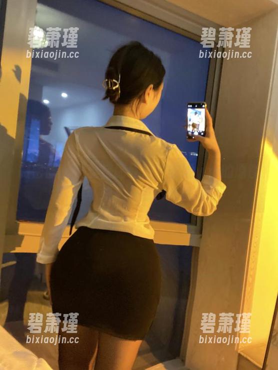 微密圈 - 黑丝搭配红底？安妮yoo的原图私拍，有点小心机