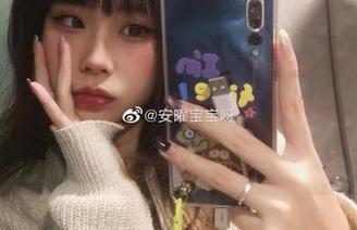 这一套安曜曜的短裤原图集，你保证能让你的眼睛亮一亮，不由得想问她的穿搭是怎么回事。