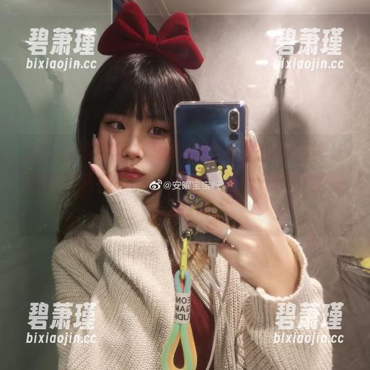 这一套安曜曜的短裤原图集，你保证能让你的眼睛亮一亮，不由得想问她的穿搭是怎么回事。