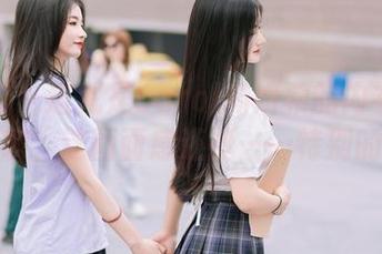 尤蜜荟 – 这就是Carol周妍希的内衣作品，噢，这画面感还挺……特别的。