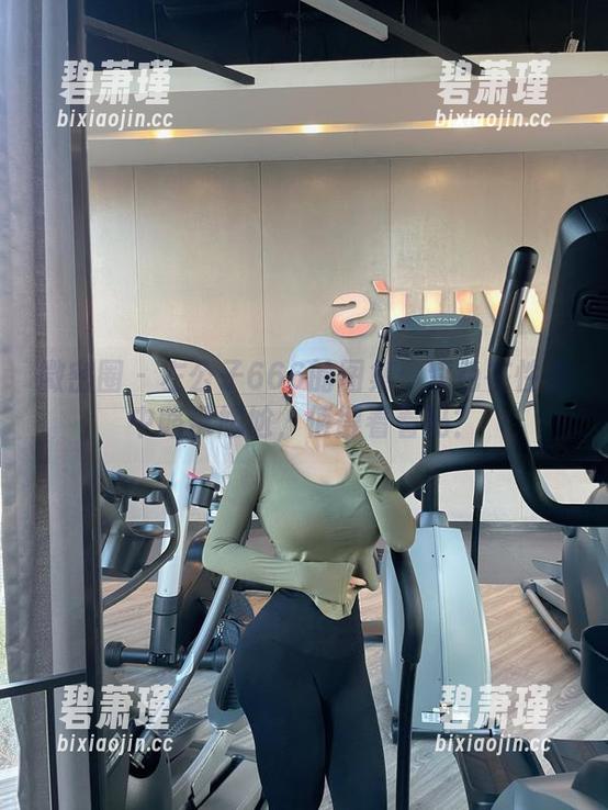 微密圈 - 左公子666的图集：紫色在性感中略带尴尬，值得看看吗？