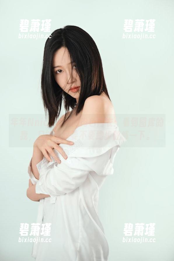 年年Nnian和她的肉色内衣：看到图库的我，只能感叹要不要跑步锻炼一下。