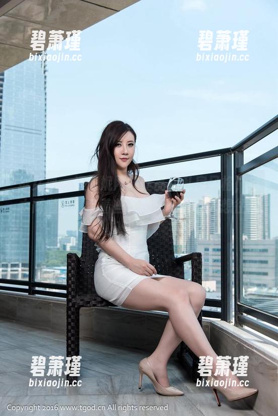 推女神 - 汪佩妮网袜作品，私房风格，自由而随性，带着些许稚气，竟让人想往深入探讨。