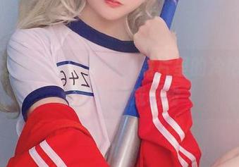 当星之迟迟穿上礼服，照片里的冷艳和可爱交错印成桥段