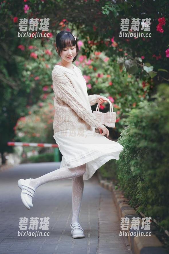 如果木棉棉OwO“朝”写真图册是件衣服，我可能只敢远观，真实太挑剔了。
