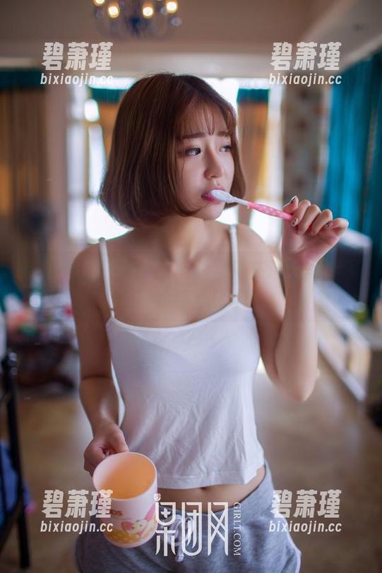 果团网 - 图库大赏：莫雅淇在浴缸里上演的嬉皮士日常