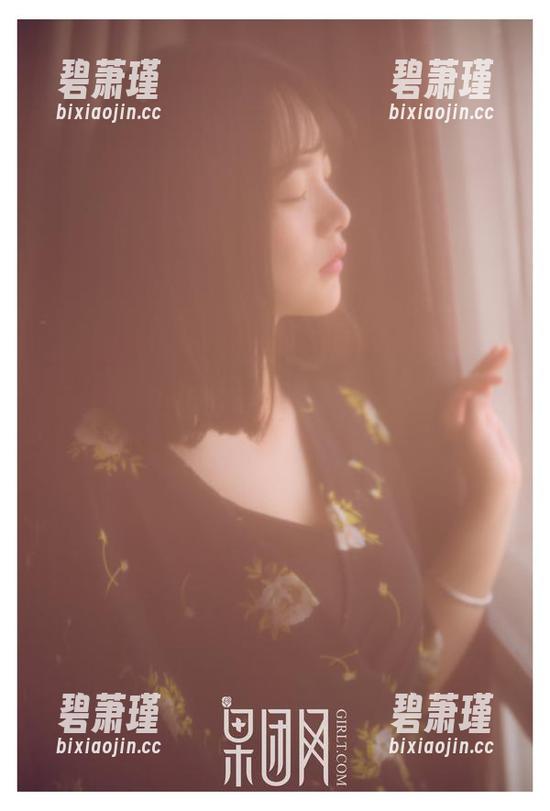 果团网 - 萌神妹妹的私拍，裸足的套图，就像新鲜的水果，甜而不腻。