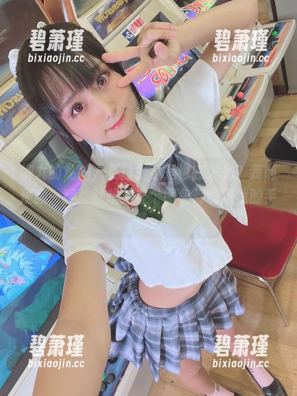柳丸的私拍，夏日是不是也在发光？我随便翻一翻，就想把整个图包都装进我的手机。