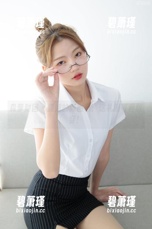 森萝财团 - 媛媛的新图包：这礼服可真敢穿！