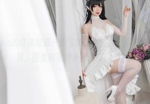 樱落Selena的红裙好像一把飞舞的火焰，原图中的她静静地凝视，图集则有种扑朔迷离的魔力。