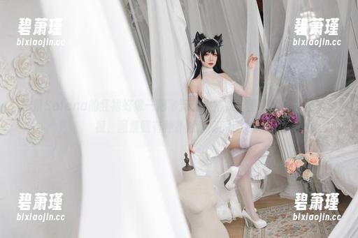 樱落Selena的红裙好像一把飞舞的火焰，原图中的她静静地凝视，图集则有种扑朔迷离的魔力。
