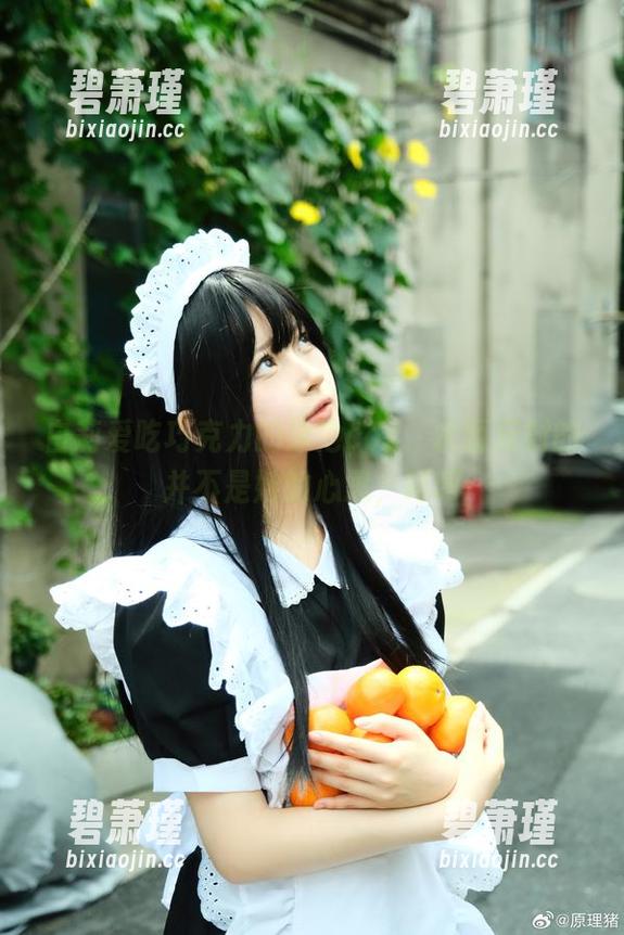 白莉爱吃巧克力的泳池cos，水面反射的并不是她的心思，呵呵