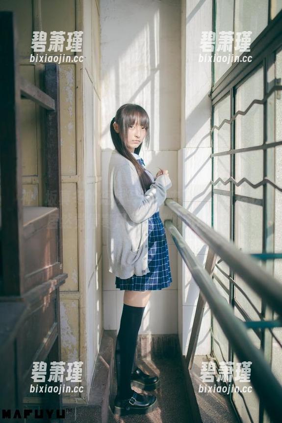 神楽坂真冬的短裙写真集来了，更新后我居然觉得寒风都难挡她的风采！