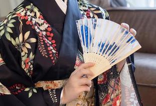 秀人网 – 免费下载：奈汐酱nice给你夏天的魔法，遮阳伞和草地上的绵羊，超过五十张哦！