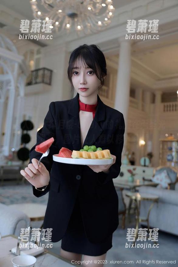 秀人网 - 绯月樱-Chery的礼服在无圣光中发光，图片让人难以移开视线