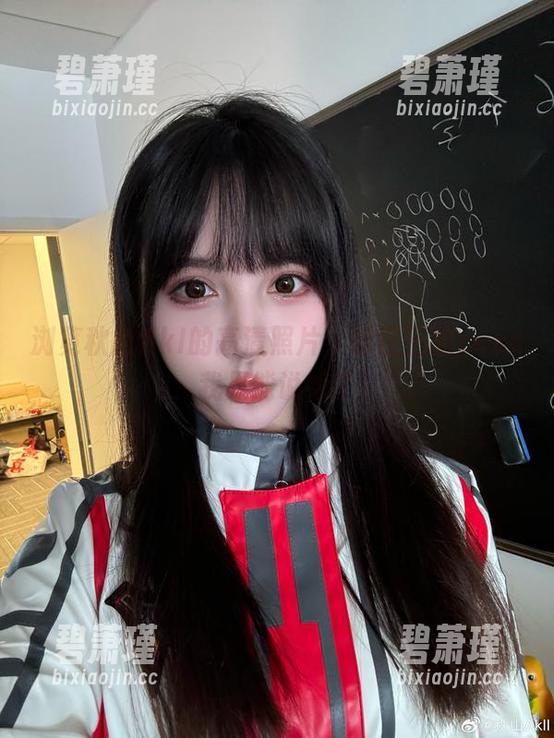 浏览秋山AkI的高清照片，那狂三的pose，我只能说绝了！