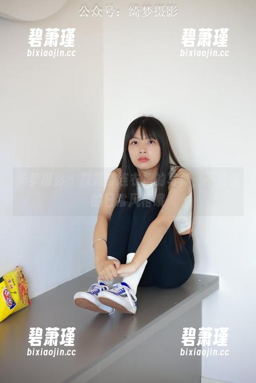 绮梦摄影 - 露露穿连衣裙的写真，不是你的日常风格哦