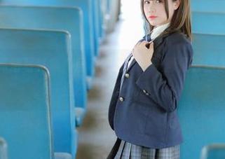 荒井喵喵：高清写真集“居家假日”——顺便教你怎么不穿裙子坐沙发也能优雅！