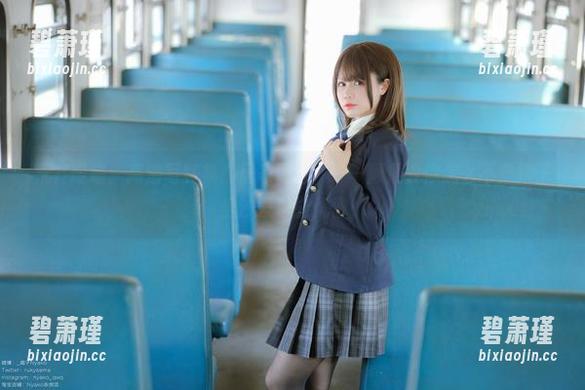 荒井喵喵：高清写真集“居家假日”——顺便教你怎么不穿裙子坐沙发也能优雅！