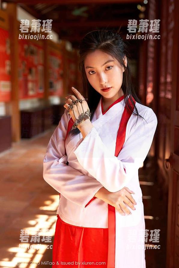 蜜桃社 - 今天又被缇娜美Tinami的豹纹图片圈粉，福利竟然能这样玩，真是没想到。
