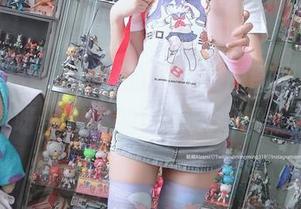 下载铭铭kizami的短裙，原图里的轻盈感，哎呀，人真的可以被裙摆迷住呢。